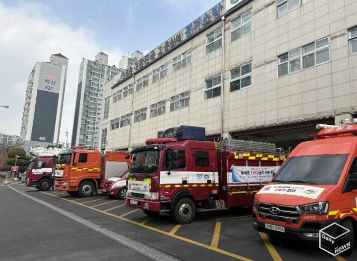 소방서에서 대기 중인 긴급차량.