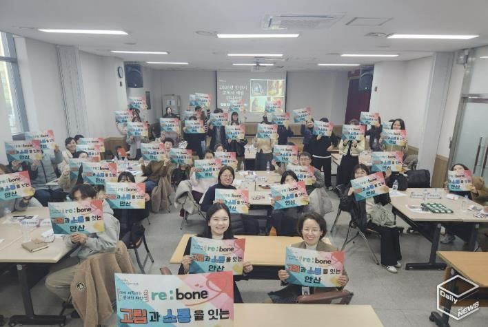 25일 안산시청 제3별관에서 열린 '고독사 예방 및 관리사업 간담회'를 마치고 참석자들이 기념촬영을 하고 있다.