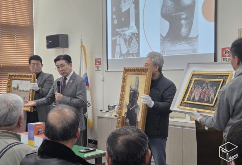 작품을 설명하고 있는 꾸바아트센터 차효준대표 (사진제공=K trendy NEWS)