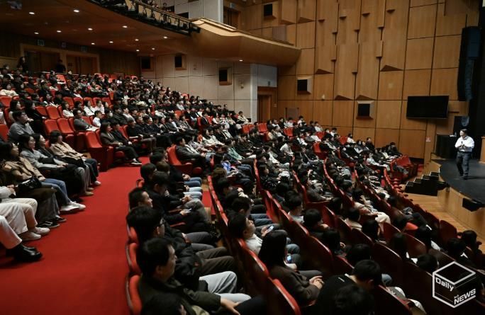 2월 26일 안산문화예술의전당에서 안산시 전 직원을 대상으로 공직자 청렴교육이 진행되고 있다