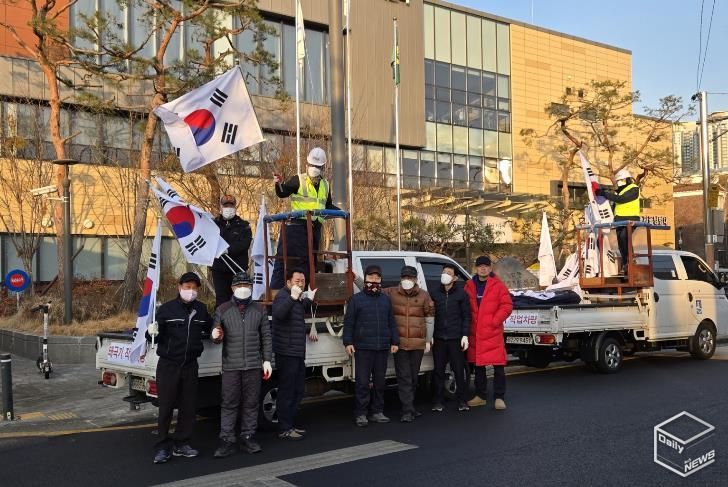 수원시 장안구 영화동 새마을지도자협의회, 3.1절 맞아 나라사랑 고취를 위한 태극기 물결 조성