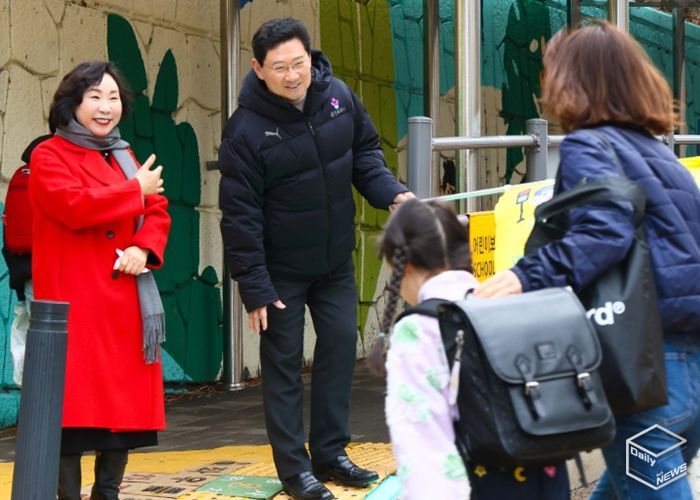 3일 서원초 인근에서 이상일 시장이 교통지도 봉사를 하고 있다