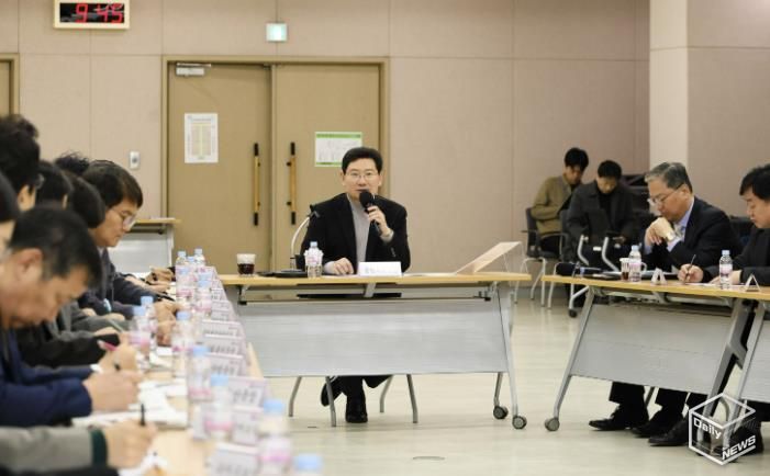 3일 수지구청에서 열린 현장 간부 공무원 회의에 참석한 이상일 시장이 발언하고 있다