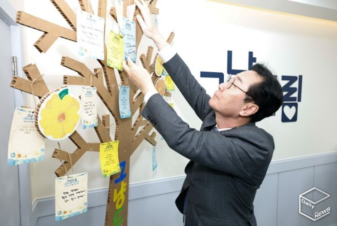 정명근 화성특례시장이 그냥드림 내부 '희망나무'에 작성한 쪽지를 달고 있다.