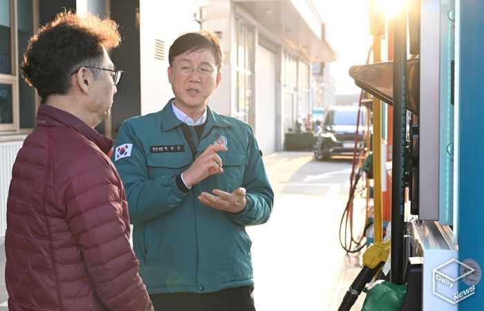 이민근 안산시장이 13일 신길동 서안산IC주유소를 방문해 주유소 관계자와 유가 동향을 점검하고 있다.