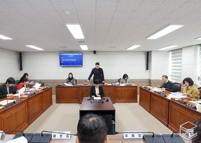 16일 의회 제4상임위원회 회의실에서 열린 ‘제301회 임시회 폐회 중 의회운영위원회’의 모습. 의회는 이 회의에서 제302회 임시회 의사일정과 부의안건을 협의했다.