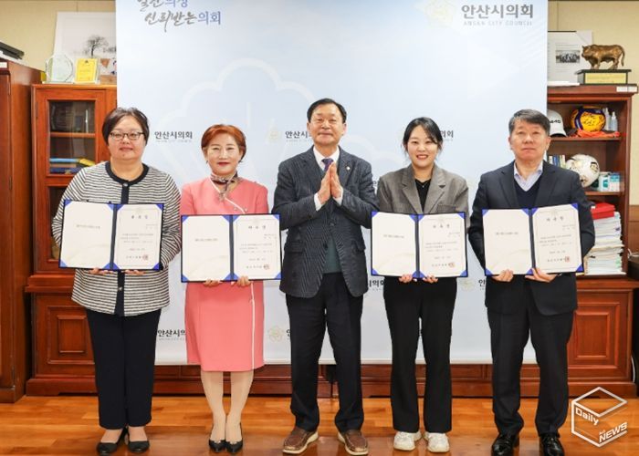 사진은 17일 의회 의장실에서 진행된 ‘소식지 편집위원회 위원 위촉식’ 중 한 장면. 의회는 이날 편집위원 4명을 위촉했다. 왼쪽부터 우인경 현옥순 위원, 박태순 의장, 이은빈 장기준 위원의 모습.